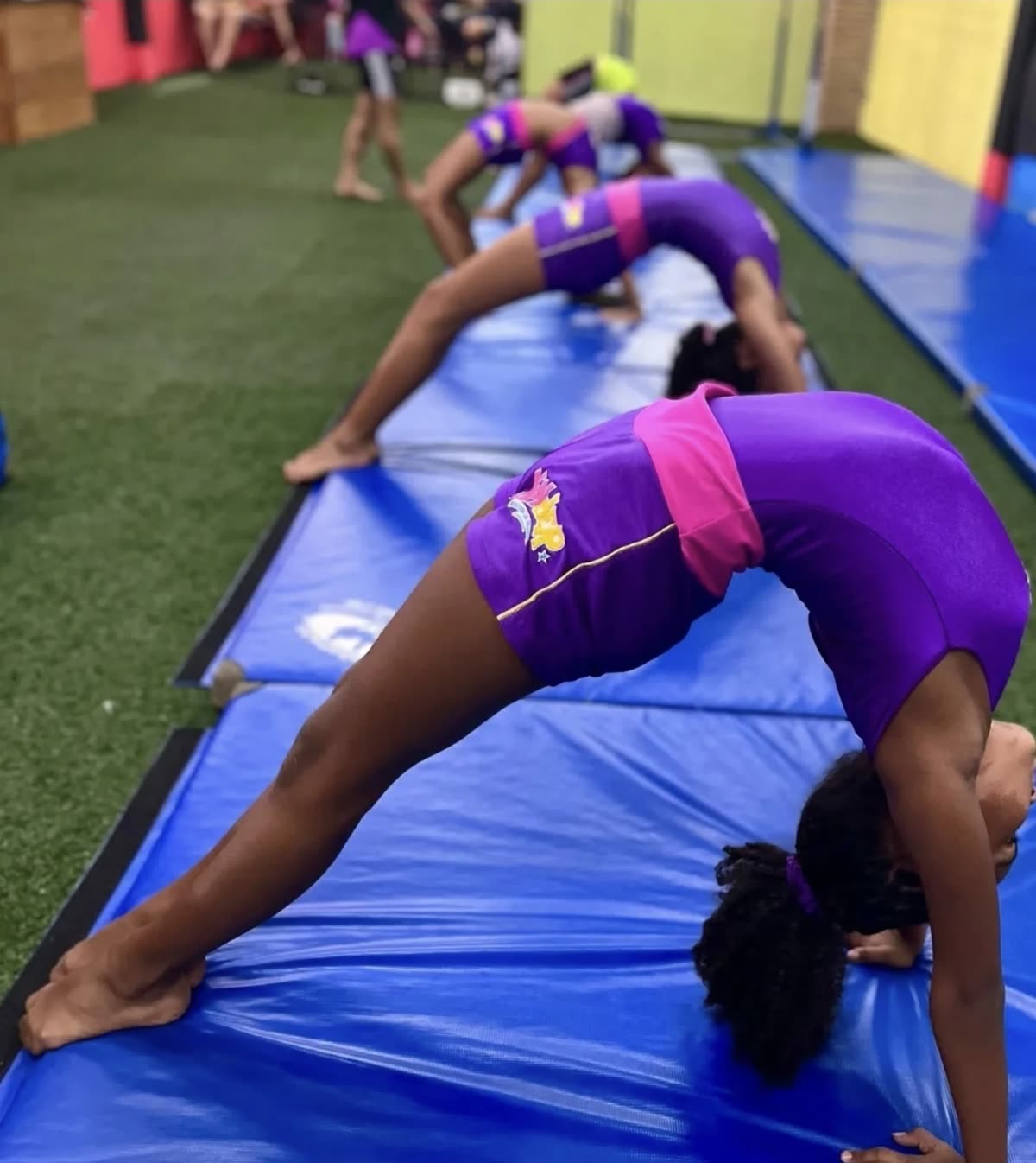 Turma fazendo ponte durante a aula de ginástica